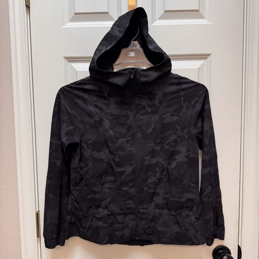LULULEMON Women's Pack It Up Black Camo Jacket Sz 2 Vented Pockets Hooded - Picture 3 of 13